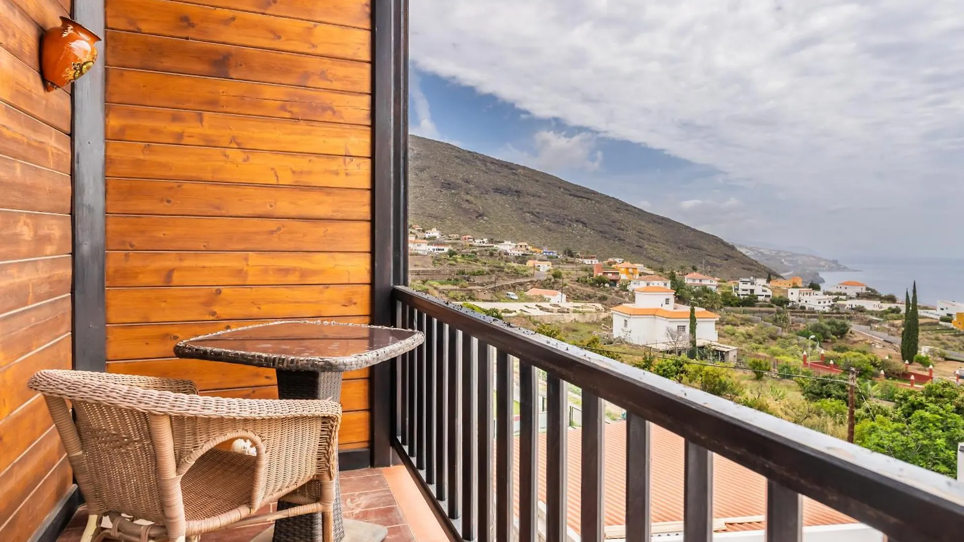펜션 4Br Candelaria Wooden Home -Pool & Views - Parking